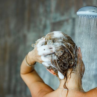 Keine Unordnung mehr im Bad: Dieses innovative Puder ist Shampoo, Peeling und Duschgel zugleich!