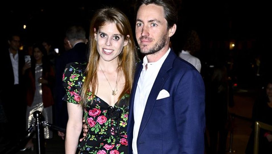 Im eleganten Blumenkleid – sie genießt Date-Night mit Edoardo