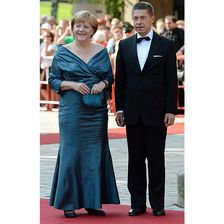 Nur vier Jahre später präsentierte sich Angela Merkel, wieder in Bayreuth, in dieser Robe.