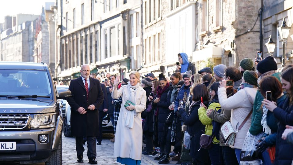Herzogin Sophie begrüßt am 10. Mai wartende Menschen in Edinburgh.