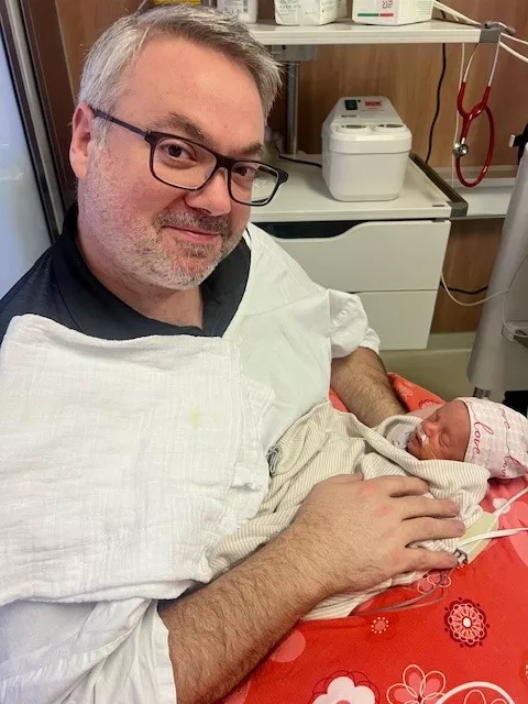 Ryan Bank, der Verlobte von "Hochzeit auf den ersten Blick"-Star Sandra Köhldorfer mit Tochter Kaia.