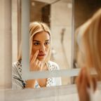Verstopfte Poren sind keine schöne Angelegenheit - doch das Vermeiden von einigen Fehlern kann helfen, Hautunreinheiten zu vermeiden.