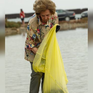Altkönigin Sofia von Spanien sammelt Müll am Strand