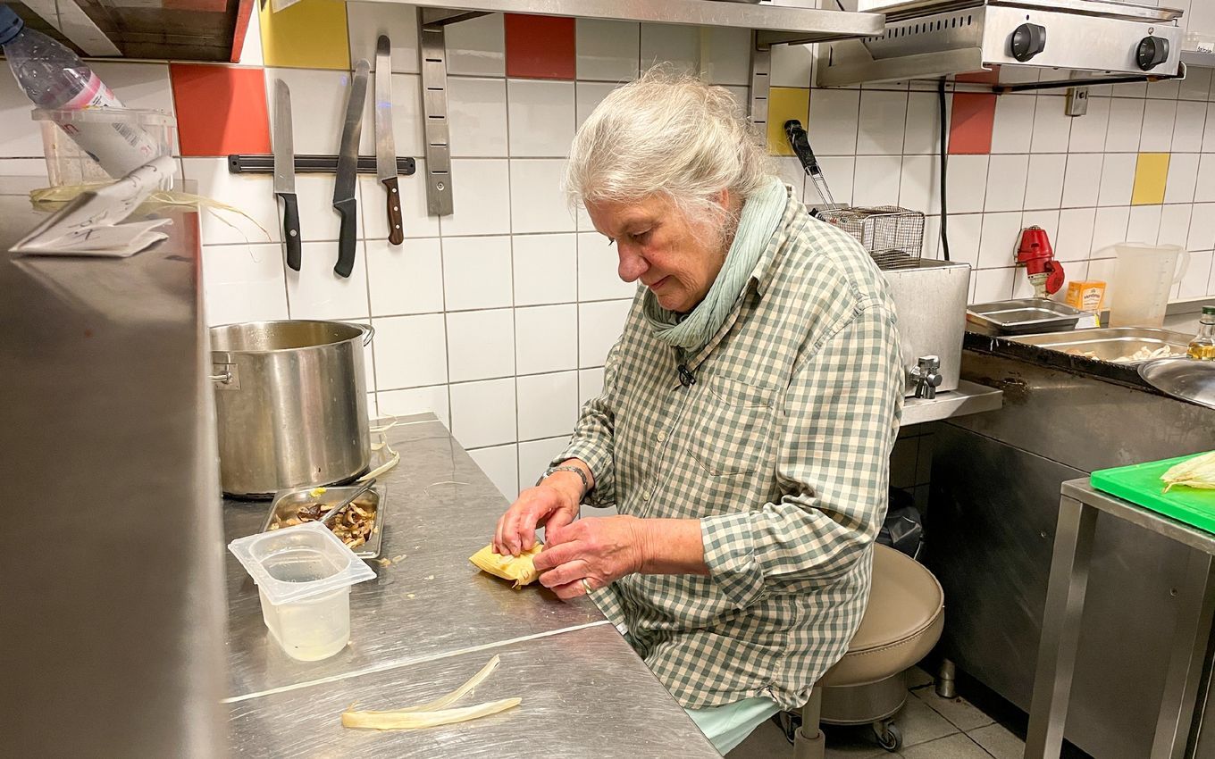 Tim Mälzer schämte sich: 83-jährige YouTuberin weint bei 'Kitchen Impossible'