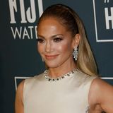 J.Lo: Sie präsentiert die 3 Mode-Musthaves für Frauen ab 50
