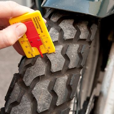 Vor einer größeren Reise sollten bestimmte Aspekte des Motorrads, wie beispielsweise die Profiltiefe der Reifen, noch einmal geprüft werden.