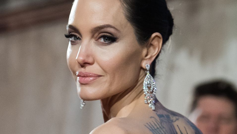 Angelina Jolie, Miley Cyrus & Co: Die Bedeutung hinter ihren Tattoos
