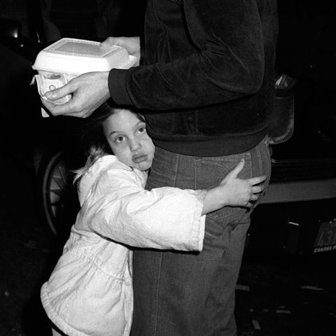 Angelina Jolie als kleines Kind mit ihrem Vater Jon Voight 