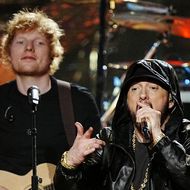 Überraschungsauftritt: Ed Sheeran holt Eminem auf die Bühne