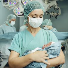 Sturzgeburt am Klinik-Empfang: Neugeborenes muss mit 11 Stichen genäht werden