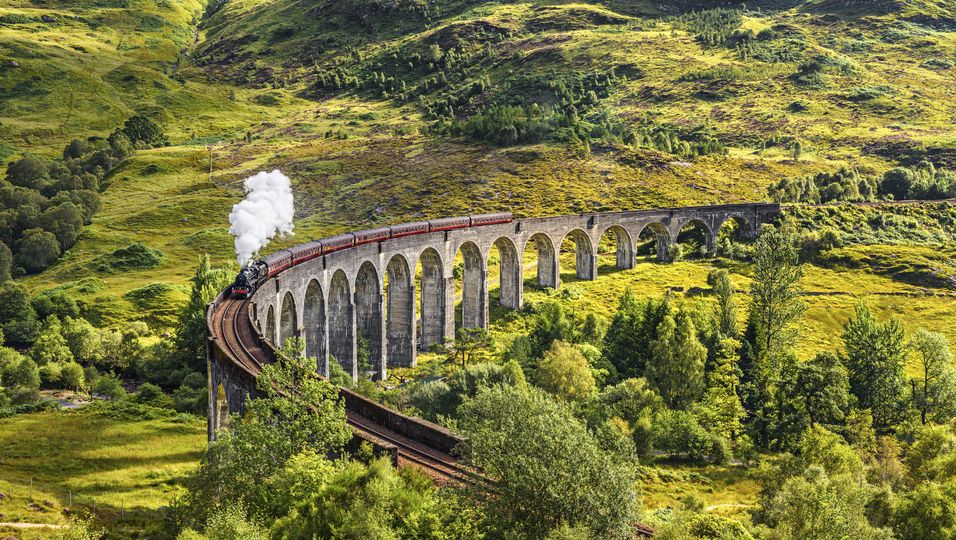 Das Glenfinnan Railway Viaduct kann mit einer alten Dampflock befahren werden. Fast wie im Hogwarts Express!