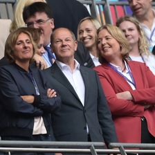 Schon seine Vorgängerin Angela Merkel war großer Fußball-Fan: Bundeskanzler Olaf Scholz im Wembley-Stadium