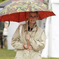 Herzogin Sophie: Von Edward gemobst? In XL- Jacke tänzelt sie durch den Regen
