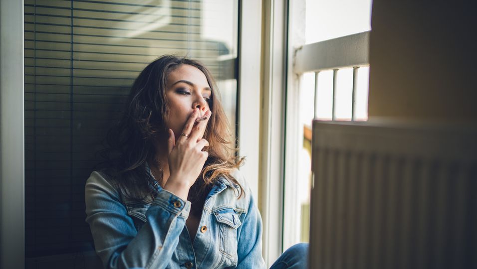 Mit diesen Tricks wirst du Rauchgeruch in der Wohnung los!