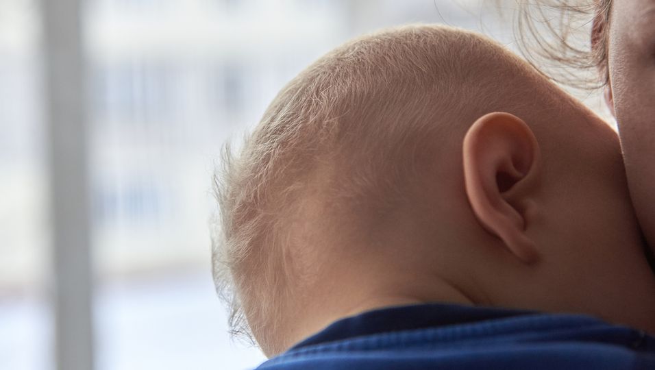 Baby mit wenig Haar. Haarausfall bei Babys kann ein Problem sein.