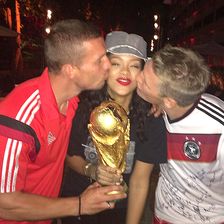 Auch Rihanna freut sich mit der Nationalmannschaft. Die Sängerin postet, ihre „deutschen Jungs“ hätten sie sehr stolz gemacht.