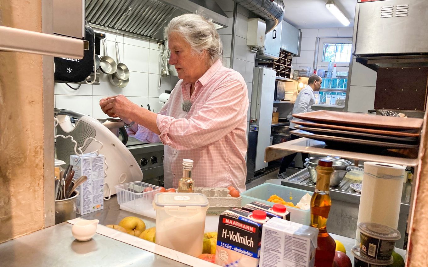 Tim Mälzer schämte sich: 83-jährige YouTuberin weint bei 'Kitchen Impossible'