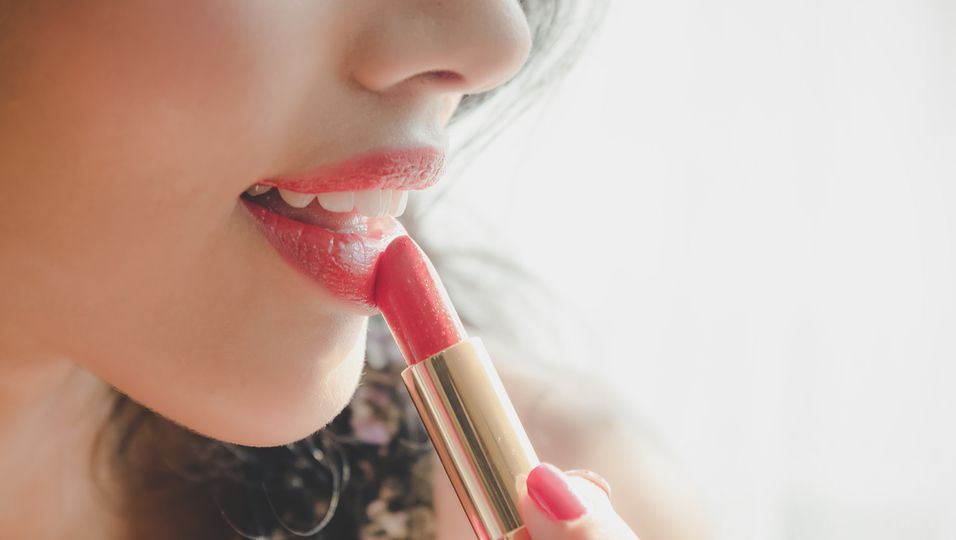 Frau mit rotem Lippenstift