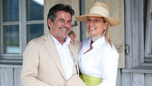 Ehefrau Claudia trägt Meghans Schmuck – und ist “großer Diana-Fan" 