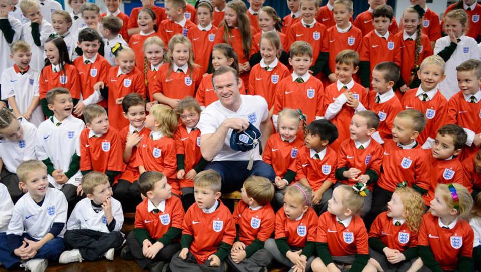 Wayne Rooney | So begeisterte er Kinder seiner alten Grundschule