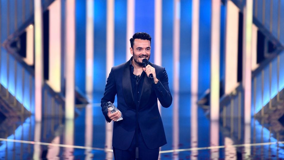 Sänger und Moderator Giovanni Zarrella freut sich bei der Verleihung vom Deutschen Fernsehpreis 2022 über seine Auszeichnung.