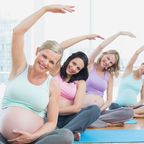 Schwangere Frauen unterschiedlichen Alters machen Yoga