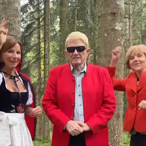 Wildes Musikvideo von Heino mit Starbesetzung Claudia Obert und einem Merkel-Double