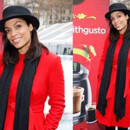 Rosario Dawson | Schwarz-rotes Winter-Outfit mit Hut und Mantel