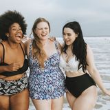 Drei Frauen in Bademode am Strand