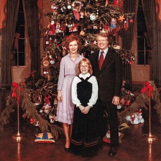 Von blutroten Bäumen bis zum Lebkuchenhaus: Weihnachten im Weißen Haus 