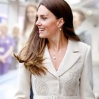 Herzogin Kate: Kleid in Elfenbein & Heels aus Samt: Mit Prinzessin Anne weiht sie ein Krankenhaus ein