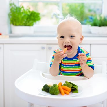 Baby genießt Gemüse