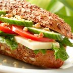 Wenn schon Sandwich, dann gesund – am besten mit Vollkornbrot und frischem Gemüse.