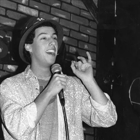 Adam Sandler mit seiner Stand-Up Routine am Comic Strip 