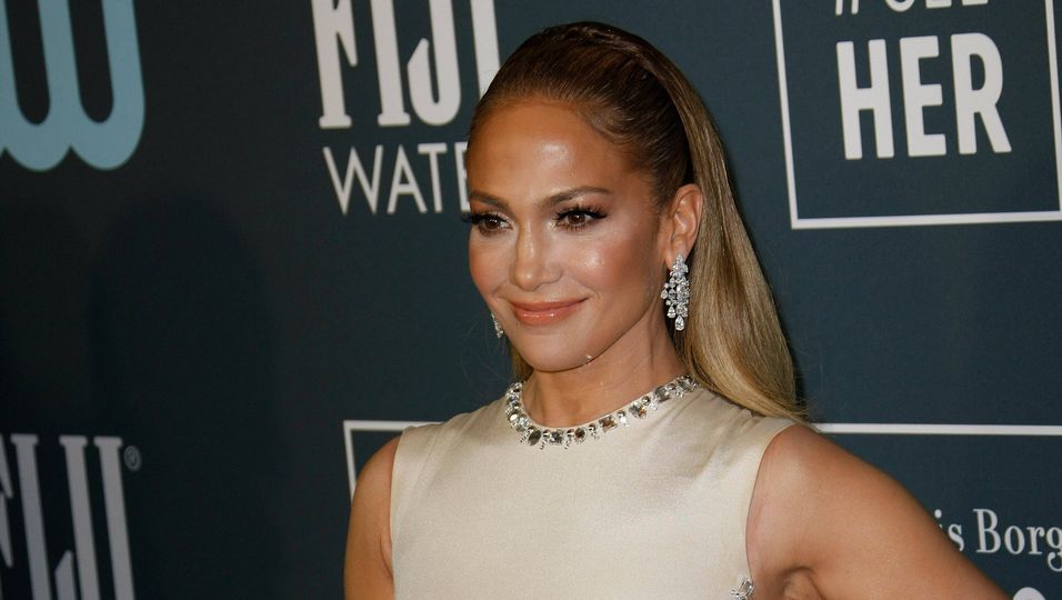 Entspannt und elegant: Jennifer Lopez' Kleid wollen wir diesen Sommer tragen!