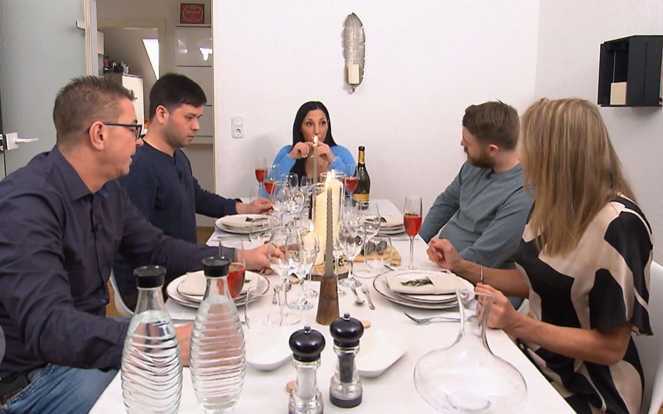 'Das perfekte Dinner': Esma serviert Riesenratten-Salami - Gäste winken ab