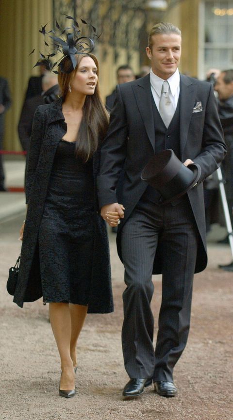 Stolze Ehefrau: 2003 begleitet Victoria Beckham ihren Mann, als er den „Order of the British Empire“ verliehen bekommt.