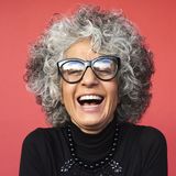 Haar-Tipp: 5 Styles stehen Brillenträgerinnen ab 60 besonders gut