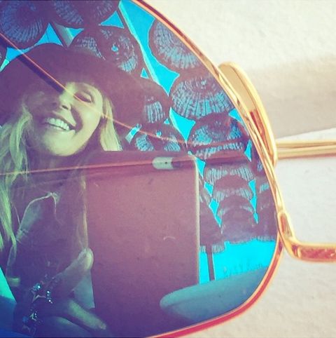Christie Brinkley schießt ein Foto in einer Sonnenbrille