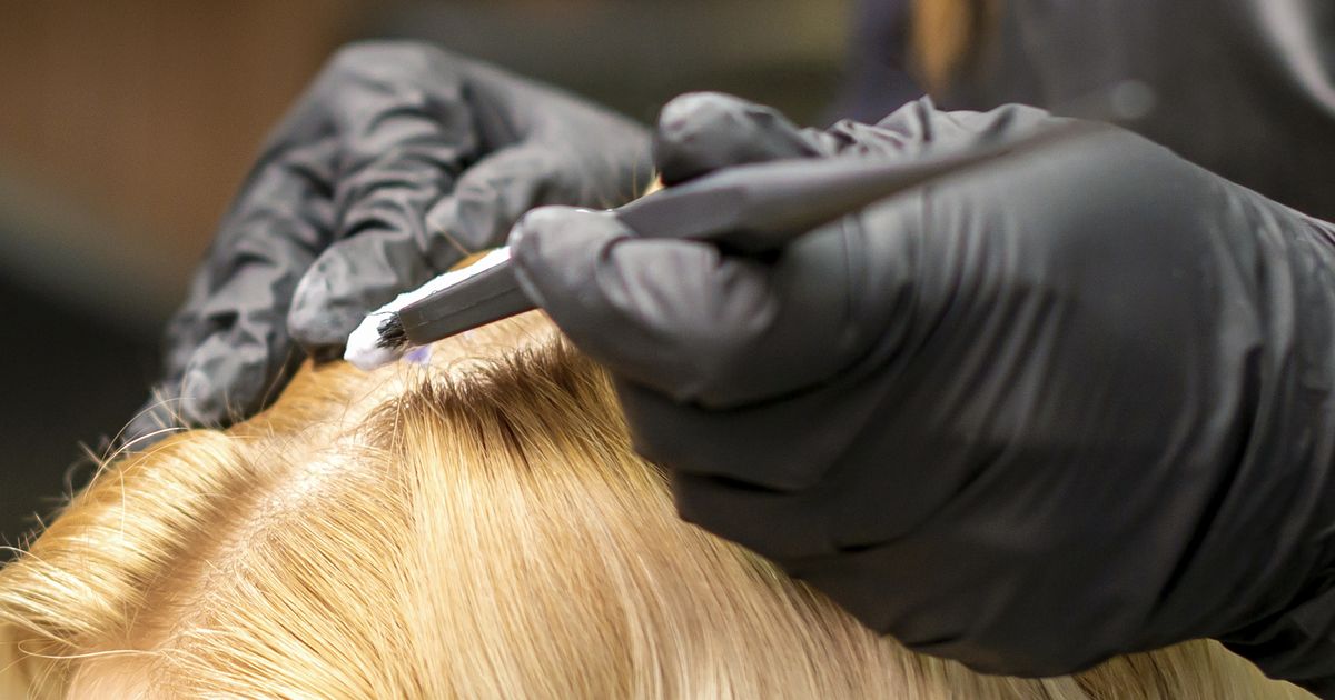 Schrecklicher Friseurbesuch: Kundin bekommt 4.000 Euro Schmerzensgeld für misslungene Blondierung