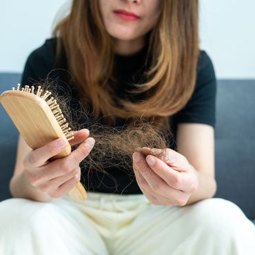 Abhilfe bei Haarausfall: Amazon-KundInnen lieben ein Haar-Tonikum unter 8 Euro