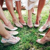 High Heels sind out: 3 bequeme und elegante Schuhtrends für Hochzeitsgäste
