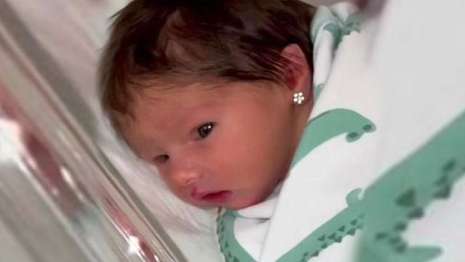 Frau lässt Neugeborenem Ohrlöcher stechen – und stellt ein Video davon ins Netz