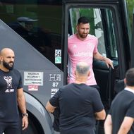 Lionel Messi steigt aus dem Mannschaftsbus aus, Yassine Chueko kontrolliert die Umgebung.