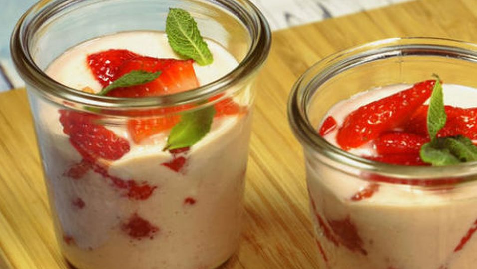 Rezept: Vanille-Dickmilch mit Erdbeeren