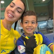 Starke Unterstützung – Gemeinsam mit den Kindern feuert sie Ronaldo an