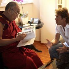 Der Dalai Lama gestattet Peter Maffay 2007 eine Audienz in seinem Hotelzimmer in Münster