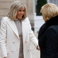 Brigitte Macron: Wow-Outfit: Im Disco-Dress begrüßt sie Präsidenten der Elfenbeinküste 