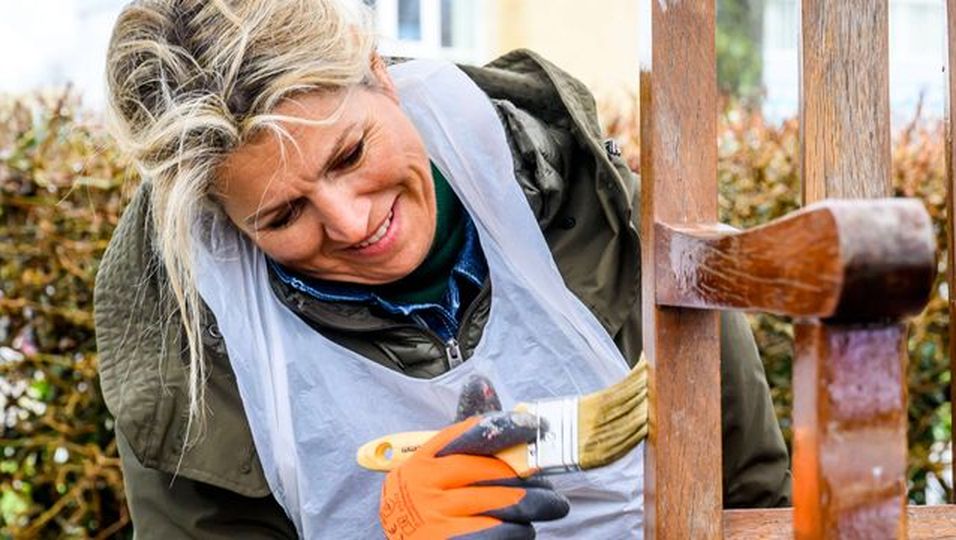Mit Schubkarre und Gartenhandschuhen: Beim Freiwilligentag legen sie Hand an