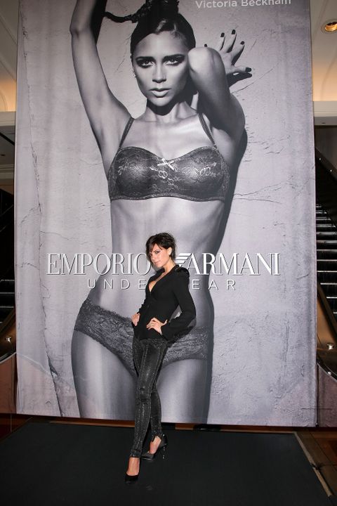 2009 wirbt die zierliche Victoria Beckham für die Unterwäschen-Kollektion von Emporio Armani.